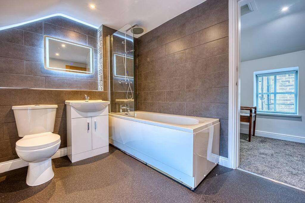 Delightful Two-Bedroom Cottage In The Heart Of Bakewell Bagian luar foto