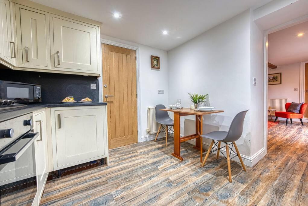 Delightful Two-Bedroom Cottage In The Heart Of Bakewell Bagian luar foto