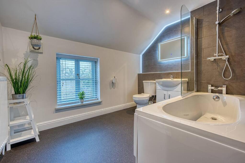 Delightful Two-Bedroom Cottage In The Heart Of Bakewell Bagian luar foto